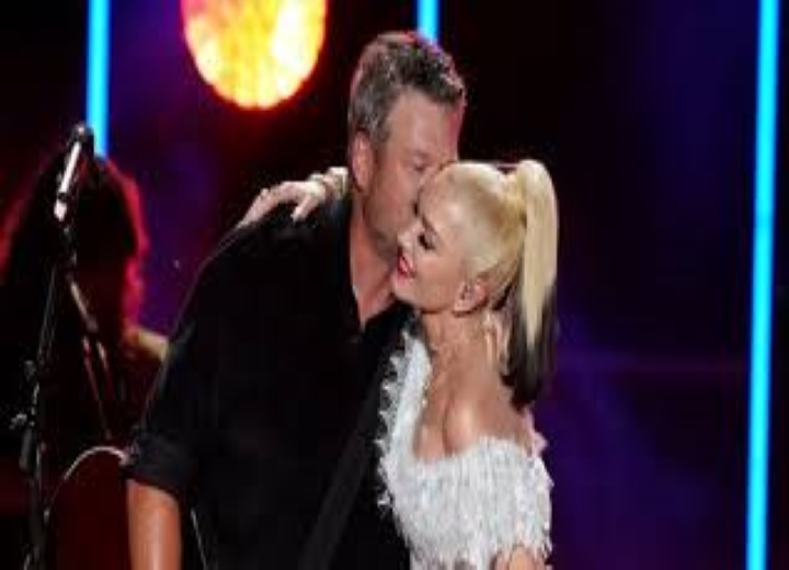 Gwen and Blake Shares Kiss On Stage